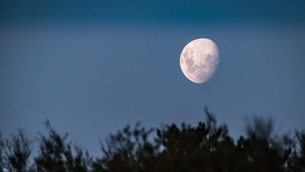 Gündüzleri Ay’ı Nasıl Görebiliyoruz?