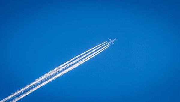 Uçakların Arkasında Bıraktığı Beyaz Bulutlar Nedir?
