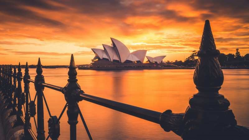 GIANT SAILS: SIDNEY OPERA BUILDING