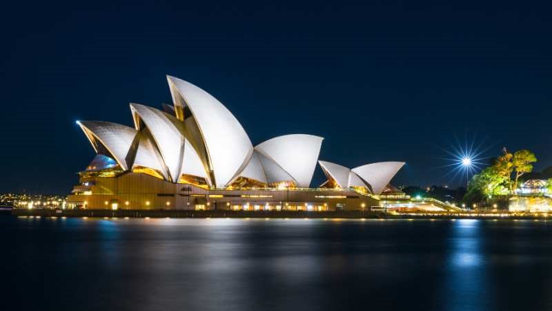 GIANT SAILS: SIDNEY OPERA BUILDING