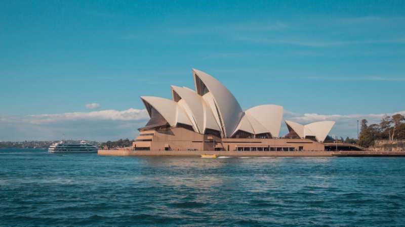 GIANT SAILS: SIDNEY OPERA BUILDING