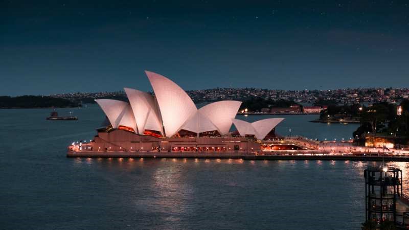 GIANT SAILS: SIDNEY OPERA BUILDING