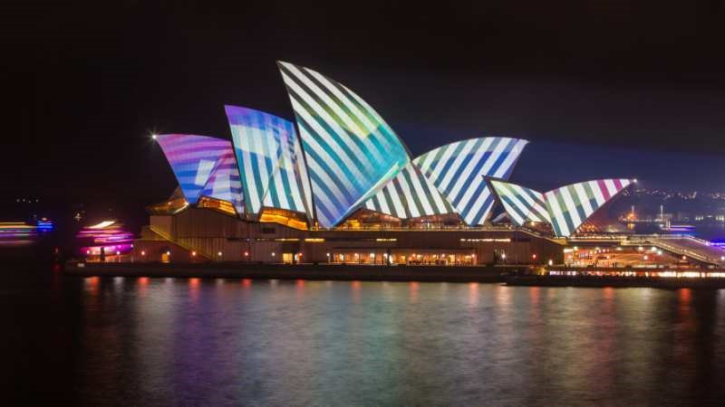 GIANT SAILS: SIDNEY OPERA BUILDING