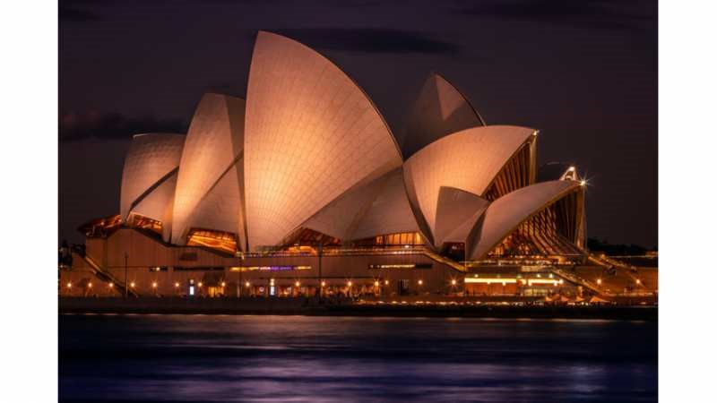 GIANT SAILS: SIDNEY OPERA BUILDING