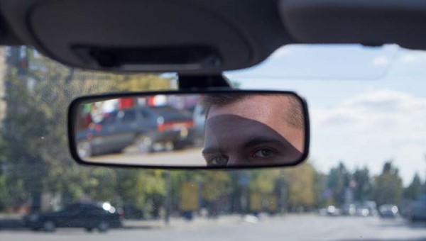 Araba Aynaları Neden Farklı Gösterir?