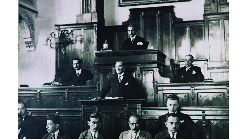 CUMHURİYET TARİHİ AÇISINDAN EN TEMEL VE EN ÖNEMLİ ESER: MUSTAFA KEMAL PAŞA ‘NUTUK’U OKUMAYI TAMAMLADI - Friendz10