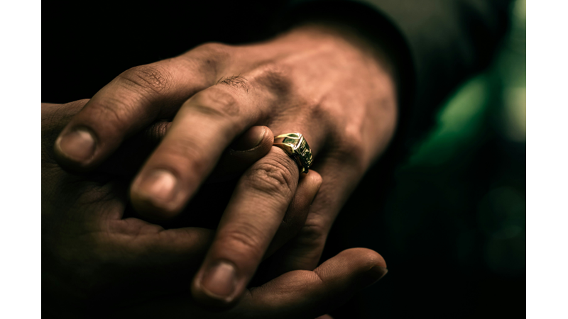 EVDE YÜZÜK YAPMAYACAK OLSANIZ BİLE NASIL YAPILDIĞINI İZLEMEK HOŞUNUZA GİDEBİLİR: ÇEKİÇ DARBESİ İLE MOTİFLENDİRİLMİŞ YÜZÜK YAPIMI