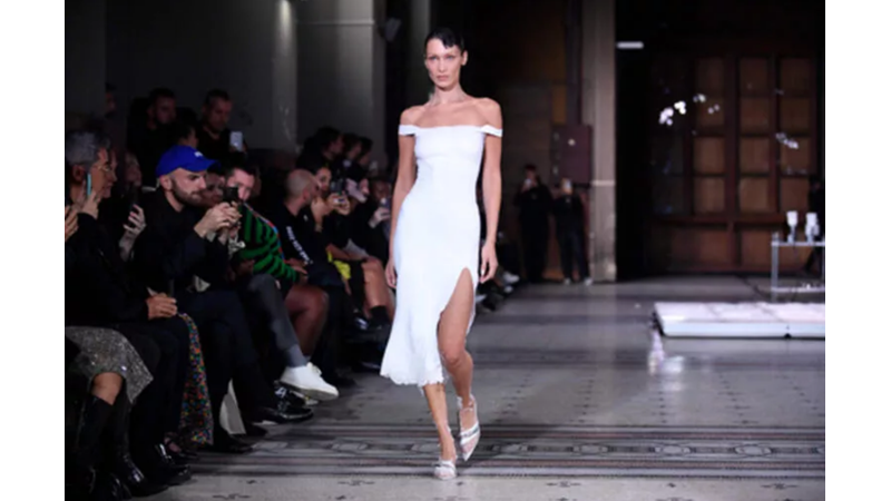 BELLA HADID MODA TARİHİNE GEÇTİ!