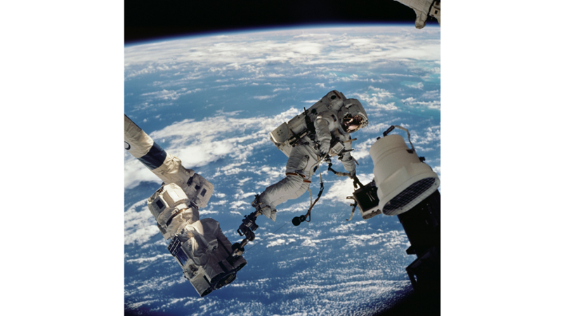 2002 ISS'İN DIŞINDAN BİR GÖRÜNTÜ