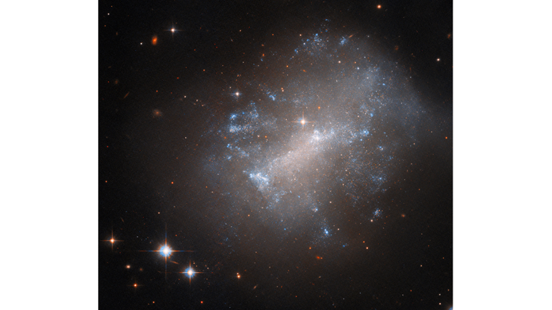 HUBBLE UZAY TELESKOBU DALGALANAN DÜZENSİZ BİR GALAKSİ YAKALADI -Friendz10