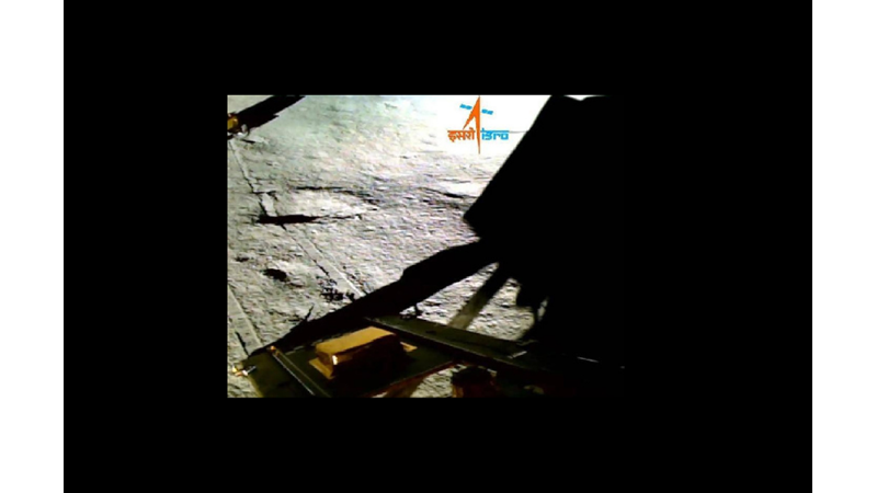 INDIA'S LUNAR ROVER DETECTS FIRST ELEMENTS IN THE SOUTH POLE OF THE MOON -Friendz10