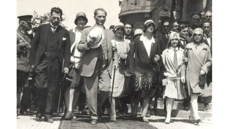 ULU ÖNDER MUSTAFA KEMAL ATATÜRK’ÜN TÜRK KADININA SAĞLADIKLARINDAN: 26 EKİM 1933 KADINLARA KÖY İHTİYAR HEYETLERİNE VE MUHTARLIĞA SEÇME VE SEÇİLME HAKKI VERİLMESİ - Friendz10
