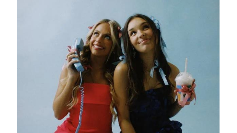 GÜNÜN KOMBİNİ: GALENTINE’S DAY İÇİN PEMBE, MAVİ VE KURDELENİN BULUŞTUĞU KOMBİN ÖNERİSİ