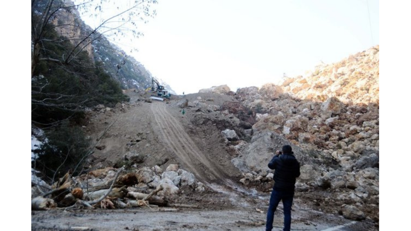 DEPREMDE DAĞ DAĞA KAVUŞTU, DOĞAL GÖL OLUŞTU