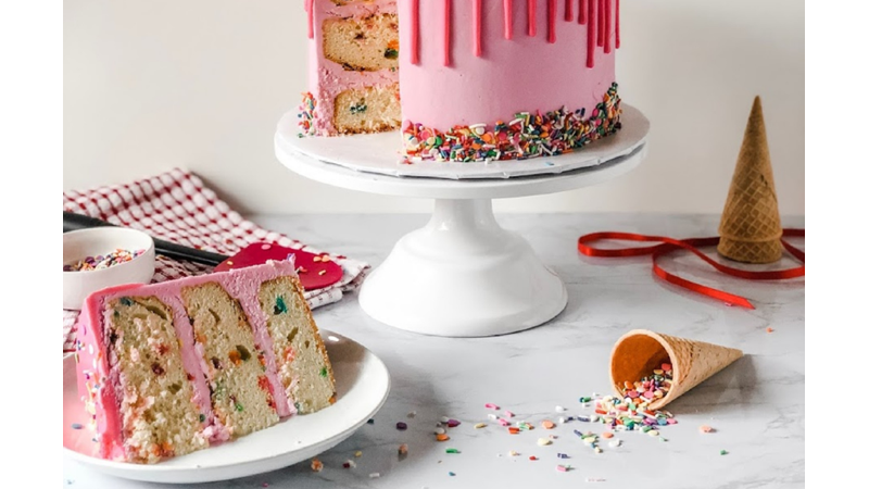 BARBİE TEMALI DOĞUM GÜNÜ İÇİN: PEMBE VE ŞEKERLEMELİ DOĞUM GÜNÜ PASTASI ÖRNEĞİ - Friendz10