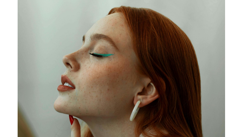 DAHA CESUR VE DAHA RENKLİ OLMA ZAMANI: RENKLİ EYELINERLAR YAZIMIZI SÜSLESİN