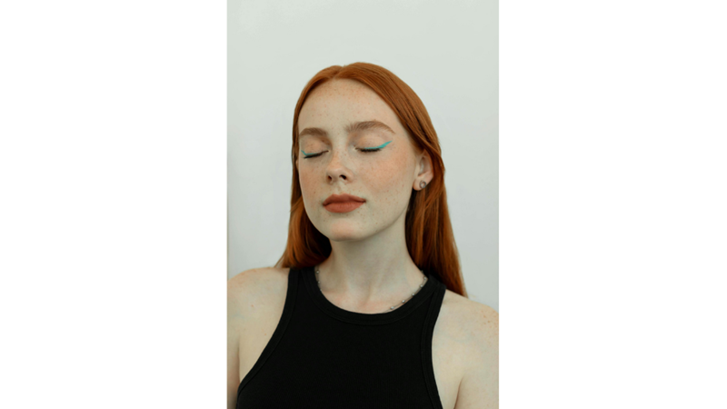 DAHA CESUR VE DAHA RENKLİ OLMA ZAMANI: RENKLİ EYELINERLAR YAZIMIZI SÜSLESİN