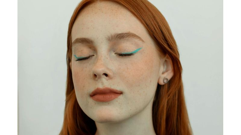 DAHA CESUR VE DAHA RENKLİ OLMA ZAMANI: RENKLİ EYELINERLAR YAZIMIZI SÜSLESİN