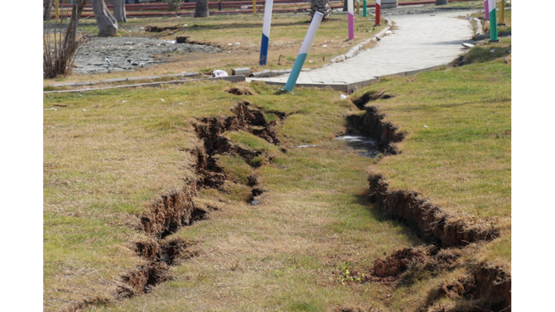 İSKENDURUN SAHİLDE DEPREM ETKİSİYLE OLUŞAN YARIKLAR