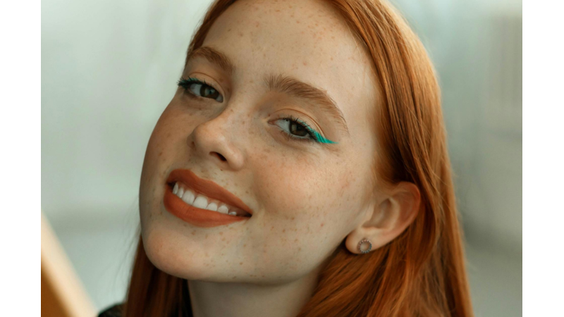 DAHA CESUR VE DAHA RENKLİ OLMA ZAMANI: RENKLİ EYELINERLAR YAZIMIZI SÜSLESİN