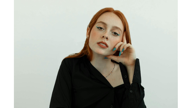 DAHA CESUR VE DAHA RENKLİ OLMA ZAMANI: RENKLİ EYELINERLAR YAZIMIZI SÜSLESİN