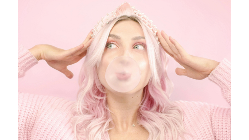 EN SEVDİĞİMİZ RENK GİYMEYİ EN ÇOK TERCİH ETTİĞİMİZ RENK HALİNE GELİR Mİ? VEYA GELMELİ Mİ?