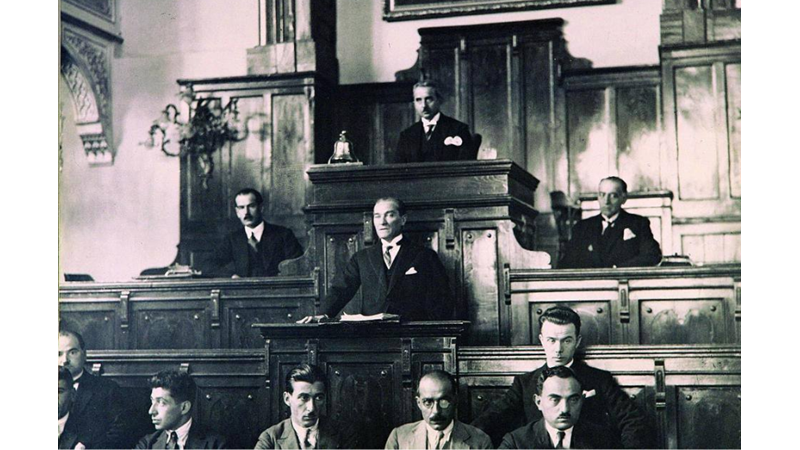 15 EKİM 1927: MUSTAFA KEMAL PAŞA 'NUTUK'U OKUMAYA BAŞLADI