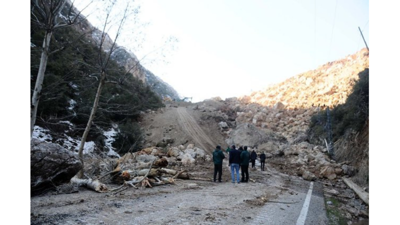 DEPREMDE DAĞ DAĞA KAVUŞTU, DOĞAL GÖL OLUŞTU