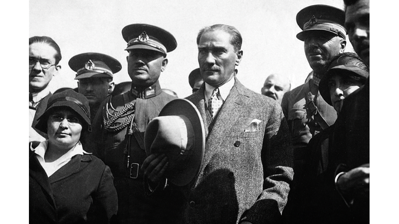 ATATÜRK TÜRK TOPLUMUNUN GÖRÜNÜŞÜ VE BÜTÜNÜYLE ÇAĞDAŞ OLMASINI İSTİYORDU: ŞAPKA DEVRİMİ