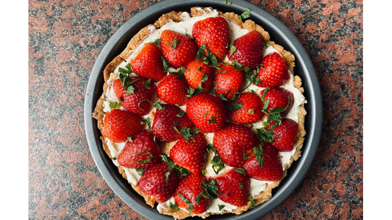 YAZIN FAVORİSİ OLMAYA ADAY: YOĞURTLU VE NANE ŞEKERLİ ÇİLEKLİ TART TARİFİ