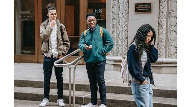 Anlayamadığımız Durumlarla Alay Etmek – Friendz10