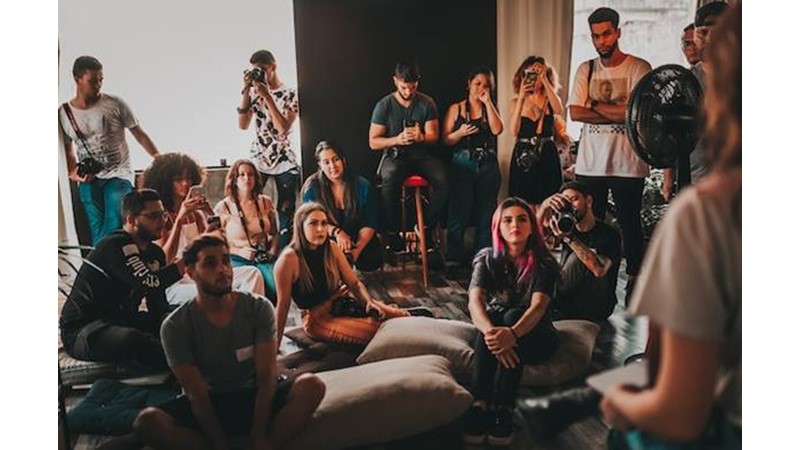 Sizi Dışarıda Bırakarak Ortamı Yönetmeye Çalışan İnsanlar – Friendz10