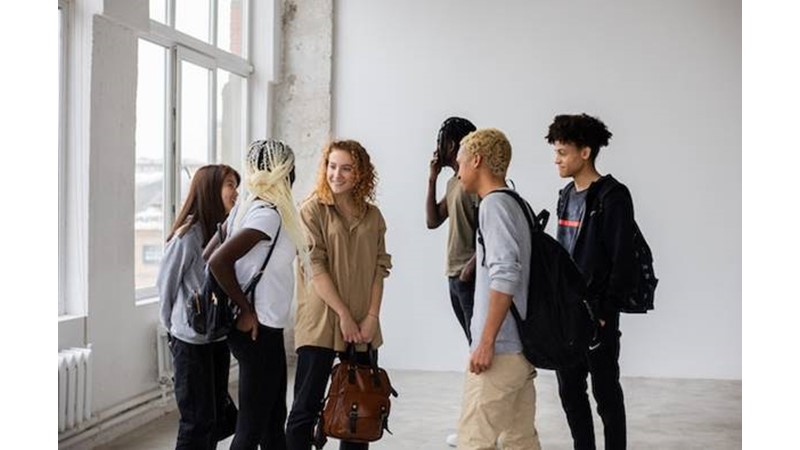 Sizi Dışarıda Bırakarak Ortamı Yönetmeye Çalışan İnsanlar – Friendz10