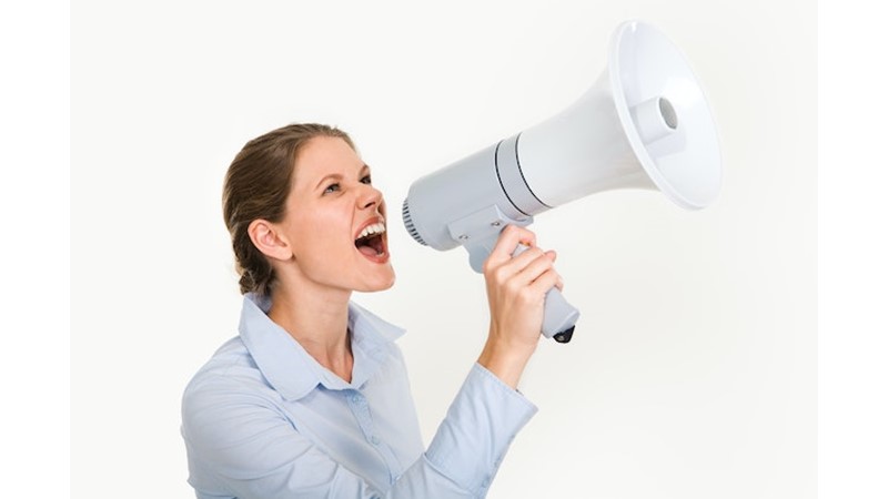 Bağırarak Konuşan İnsanlar – Friendz10