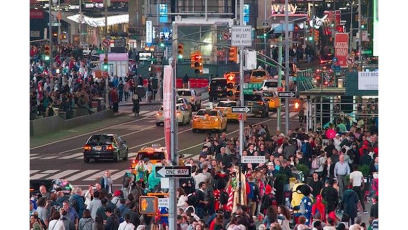 Kalabalık Anlar Bir Dalga Gibi Gelir ve Gider – Friendz10