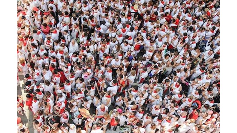 Kalabalık Anlar Bir Dalga Gibi Gelir ve Gider – Friendz10