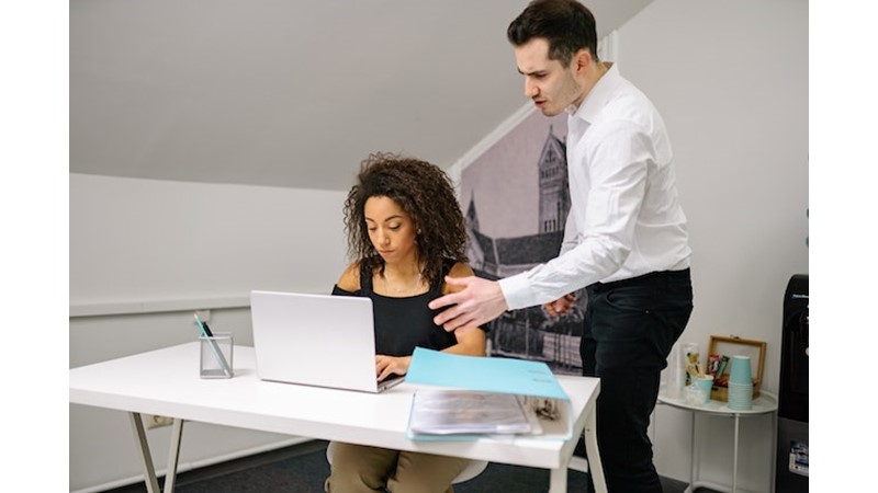 İş Sırasında Sinirlenmek – Friendz10