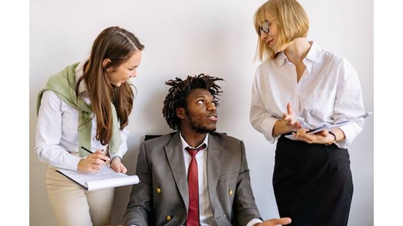 Yapılan Hatayı Herkesin Ortasında Söylemek – Friendz10