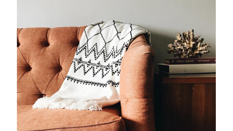 EVİMDE ANTİKALARI BİRİKTİRECEĞİM BİR YER İSTERİM AMA TEMİZLİĞİNİ BAŞKASININ YAPMASI ŞARTIYLA