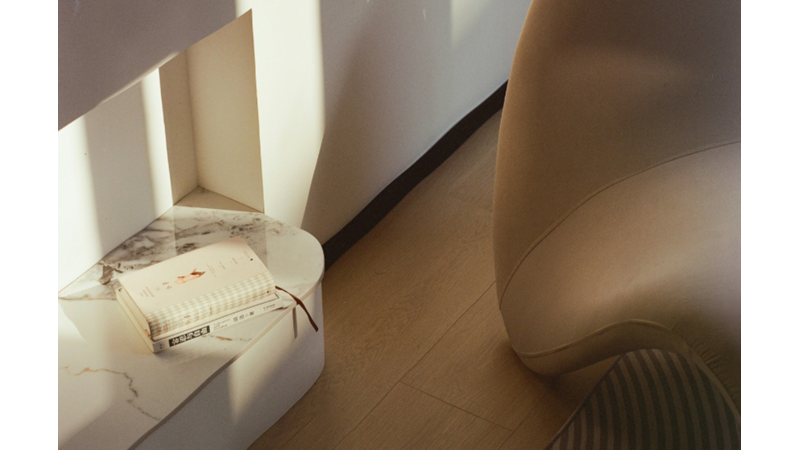 TELEVİZYONDAKİ EV YENİLEME PROGRAMLARINDA EVİNİ YENİLEYENLERİN DERTLERİNİ BİRAZ GARİPSİYORUM ASLINDA