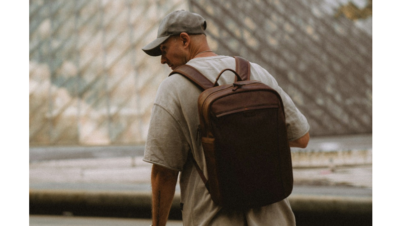 SIRT ÇANTASI KULLANMAYI SEVEN BEYEFENDİLER BURAYA: KAHVERENGİ DERİ ÇANTA ÖNERİSİ İLE KARŞINIZDAYIZ!