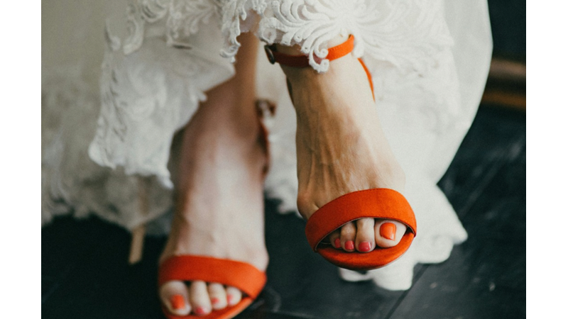 GELİNLER İYİCE SADE VE ZARİF GELİNLİK VE MAKYAJ TERCİH ETMEYE BAŞLADI O YÜZDEN KESİNLİKLE DÜĞÜNE BEYAZ GİYİNİP GİDİLMEMELİ