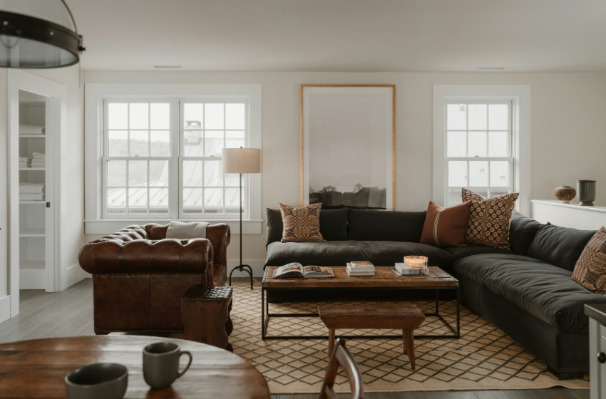 DOĞAL IŞIK, SICAK DOKULAR VE ZAMANSIZ MOBİLYALARLA HUZUR SUNAN MODERN KIR EVİ SALONU